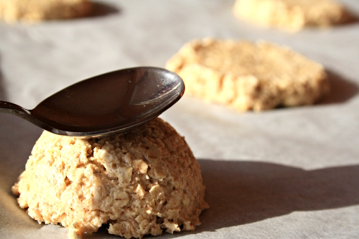 crispy-oatmeal-cookies-flattening