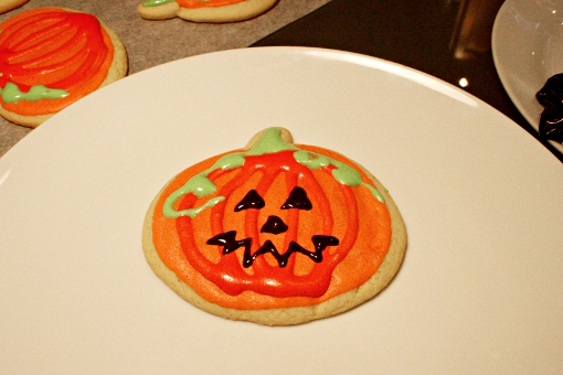 halloween-pumpkin-sugar-cookies-decorating-final