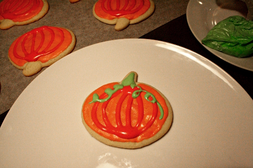 halloween-pumpkin-sugar-cookies-decorating-green-stalk