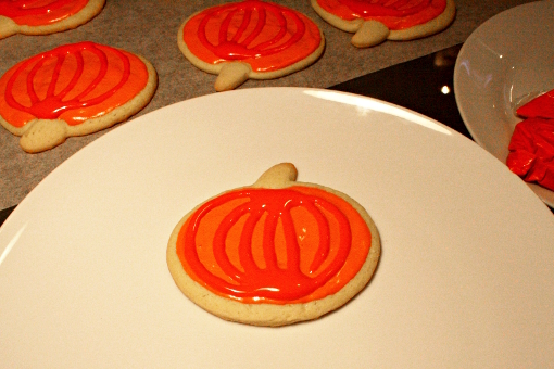 halloween-pumpkin-sugar-cookies-decorating-orange-strips