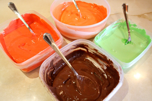 halloween-pumpkin-sugar-cookies-food-coloring-mixed
