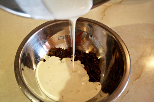 brownie-tart-pouring-cream-into-chocolate