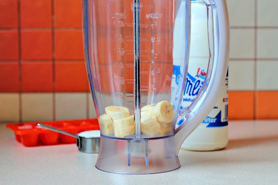 banana-milkshake-step-by-step-picture-recipe, slice the banana into rounds and place the round into your blender