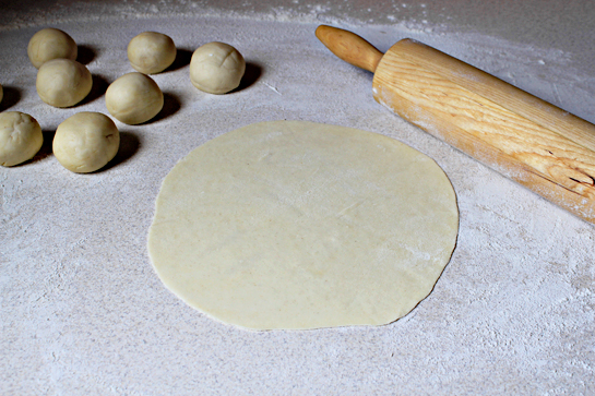 homemade tortillas recipe with step by step picture instructions, we need very little floured work surface, it should be lees floured that the picture shows, we need barely any flour, roll out each ball into a round which is about 