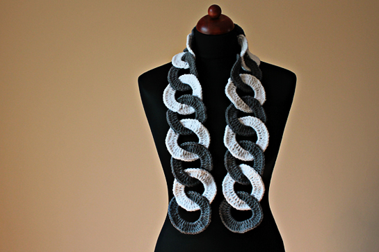 crochet ring scarf pattern by zoomyummy.com