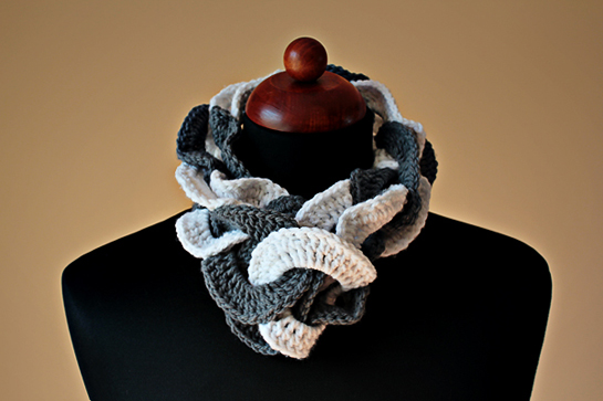 crochet ring scarf pattern by zoomyummy.com