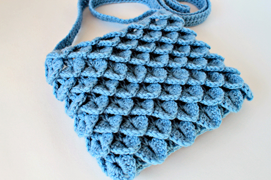 crochet crocodile stitch bag pattern by zoomyummy.com