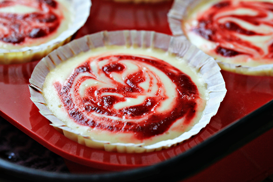 strawberry-swirl-cheesecake-cupcake-recipe