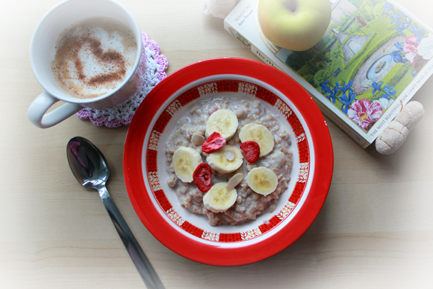 breakfast-oatmeal-with-bananas-and-strawberries breakfast-oatmeal-with-bananas-and-strawberries
