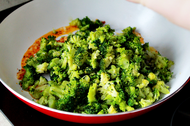 broccoli, chickpeas and garlic whole wheat spaghetti recipe, steamed and chopped broccoli