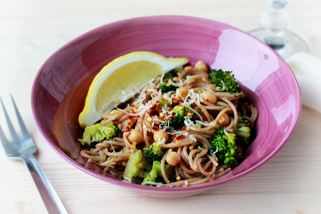 broccoli, chickpeas and garlic whole wheat spaghetti recipe