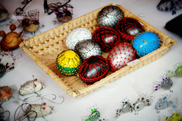 decorating Easter eggs with wire