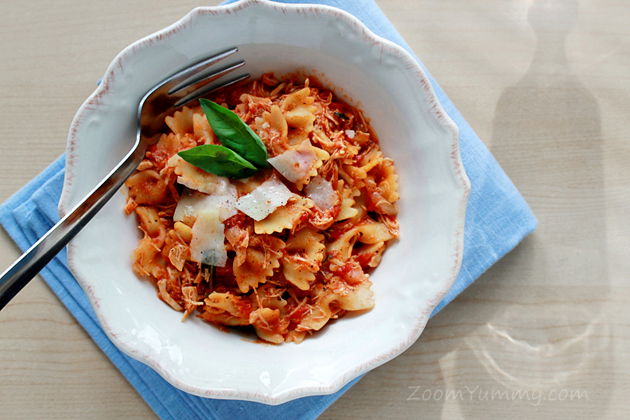 one-pot chicken and tomato pasta